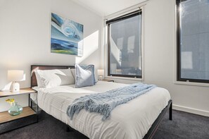 2 habitaciones, tabla de planchar con plancha y cuna de viaje 