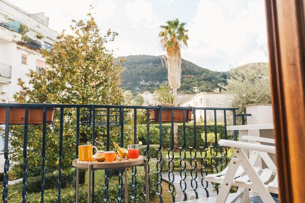 Outdoor dining - Holiday home in Sorrento ideal for hosting families and groups of friends. (Sorrento)