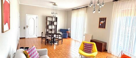 TV connectée, livres, chaîne hi-fi