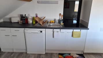 Fridge, microwave, stovetop, dishwasher