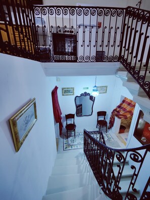 المنشأة من الداخل