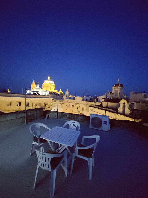 تناول الطعام بالخارج