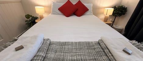 Quarto básico, sacada, vista para a cidade | Ferros/tábuas de passar roupa, Wi-Fi de cortesia