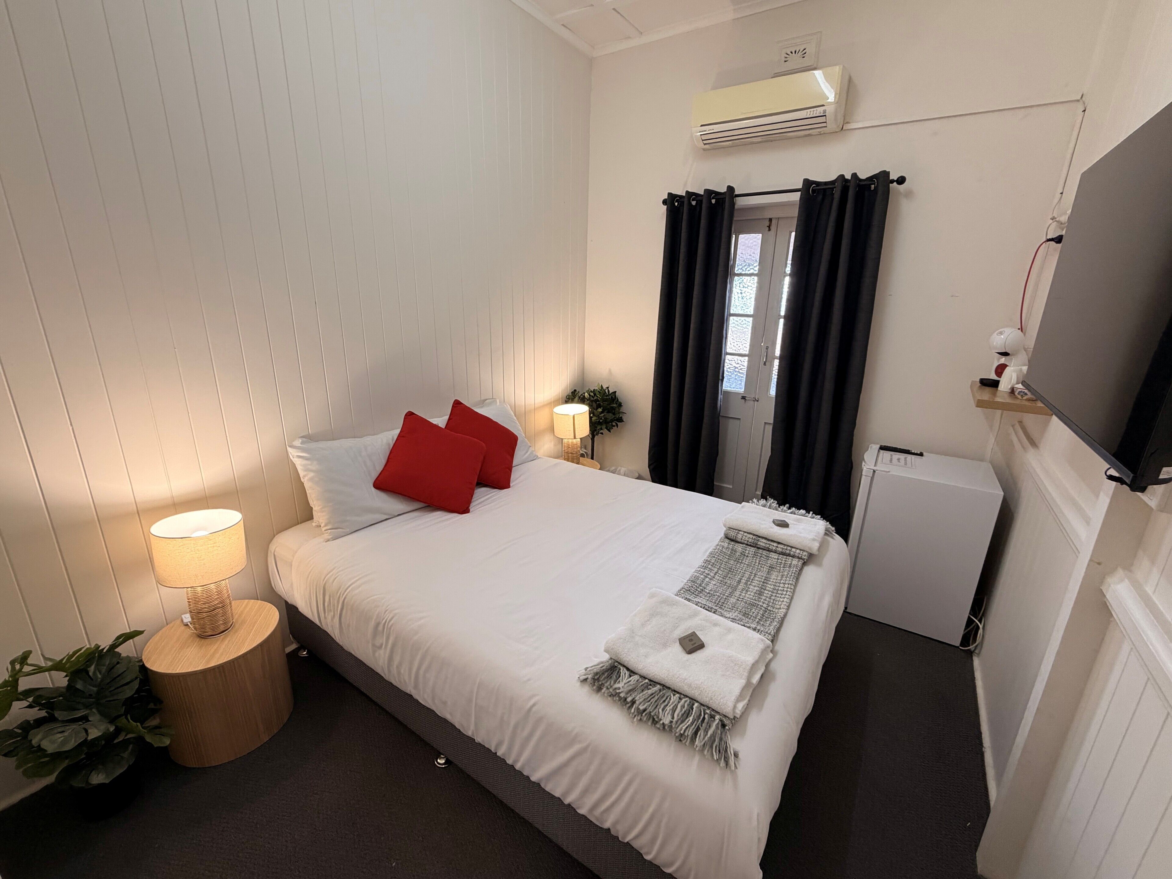 Eenvoudige kamer, balkon, uitzicht op stad | Een strijkplank/strijkijzer, gratis wifi