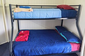 Eenvoudige kamer, balkon, uitzicht op de stad | Een strijkplank/strijkijzer, gratis wifi