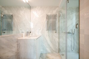 Shower, hair dryer, towels, soap - GuestReady - One prime stay in Campolide (Lisbon)