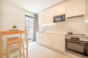 Frigorífico, microondas, horno y lavavajillas