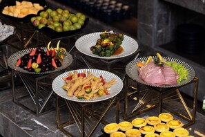 A buffet with various dishes including fruits, vegetables, and meat. - Xi'an Zhonglou Fengdu Hotel (Yongxingfang Changlemen Subway Station Branch) (Xi'an)