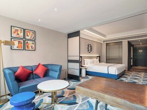 Quarto solteiro superluxo | Escrivaninha, espaço de trabalho para notebook, cortinas blackout