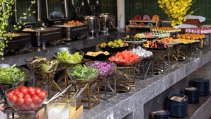 A buffet with various food items and salad bowls. - Xi'an Zhonglou Fengdu Hotel (Yongxingfang Changlemen Subway Station Branch) (Xi'an)