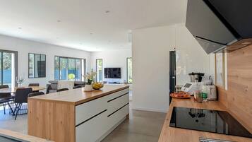 Een koelkast, een microgolfoven, een oven, een kookplaat