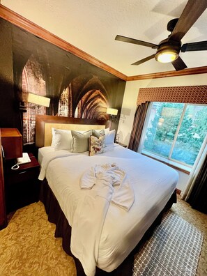 1 habitación, caja de seguridad en la habitación y escritorio