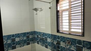 Douche, sèche-cheveux, serviettes fournies, savon