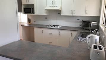 Apartment, Berbilang Katil | Dapur peribadi | Peti sejuk/penyejuk beku saiz penuh, ketuhar gelombang mikro, ketuhar