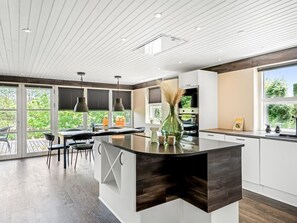 Een koelkast, een microgolfoven, een oven, een vaatwasser