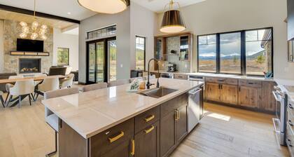 4 Mi to Dtwn: Leadville Retreat w/ Hot Tub!