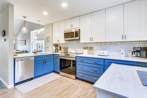 Fridge, microwave, oven, stovetop - Modern Hilton Head Island Villa w/ Pool Access! (Hilton Head Island)