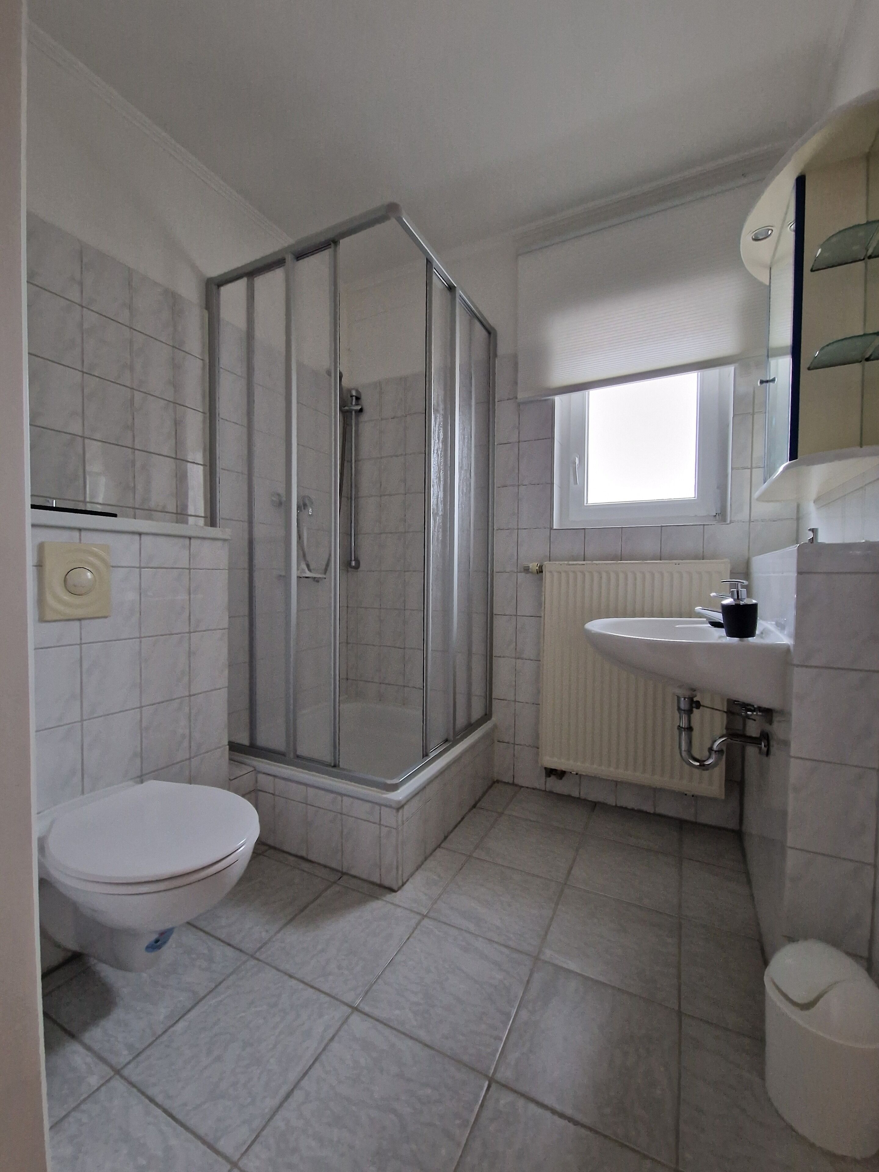 Regadera, secadora de cabello, jabón, papel de baño 