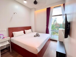 Dobbeltrom – deluxe, 1 queensize-seng | Skrivebord for bærbar PC, wi-fi (inkludert) og sengetøy