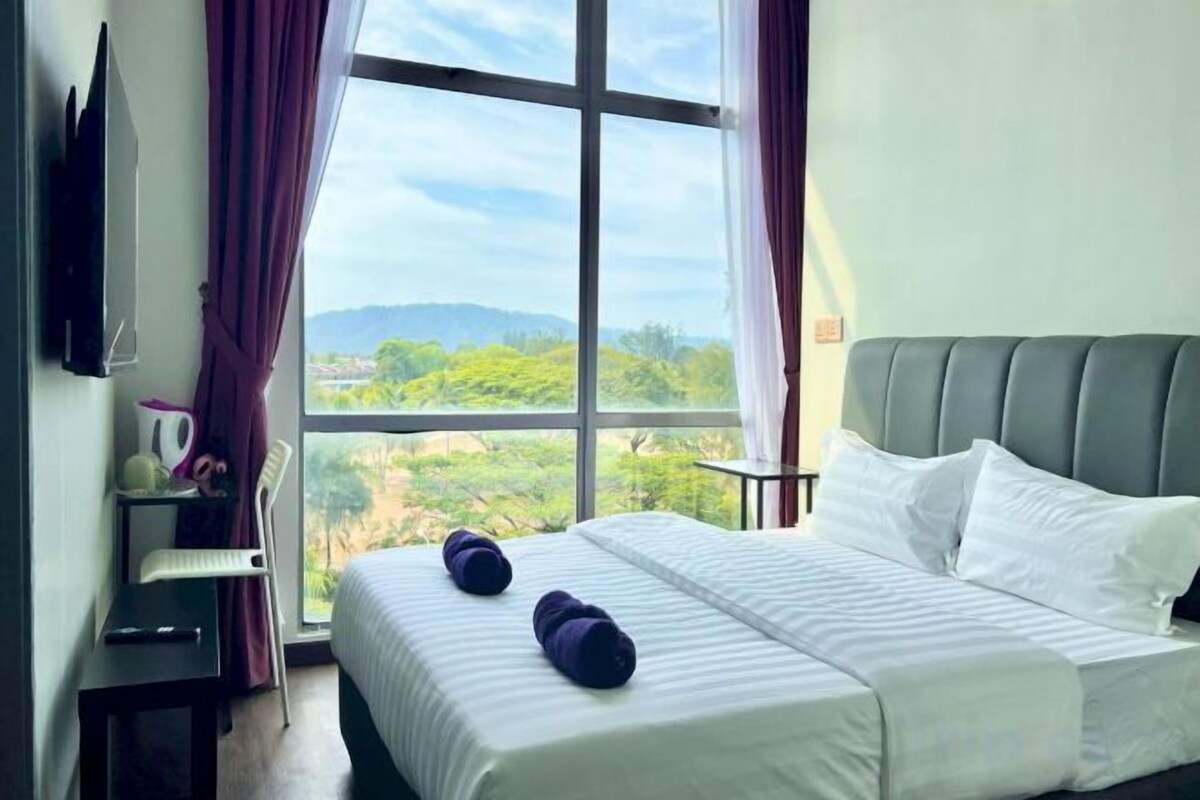 Espacio para trabajar con laptop, wifi gratis y ropa de cama 