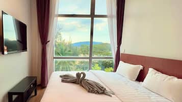 Espacio para trabajar con laptop, wifi gratis y ropa de cama