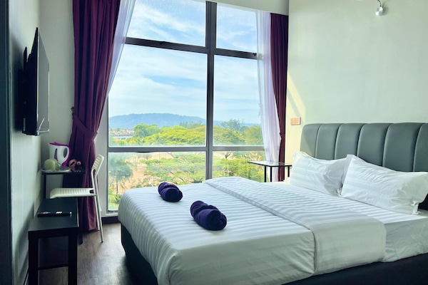 Habitación doble Deluxe, 1 cama Queen size | Espacio para trabajar con laptop, wifi gratis y ropa de cama