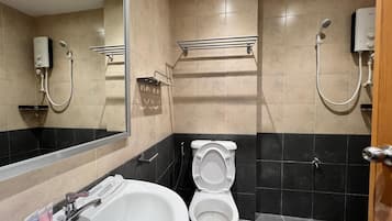 Shower, rainfall showerhead, free toiletries, towels