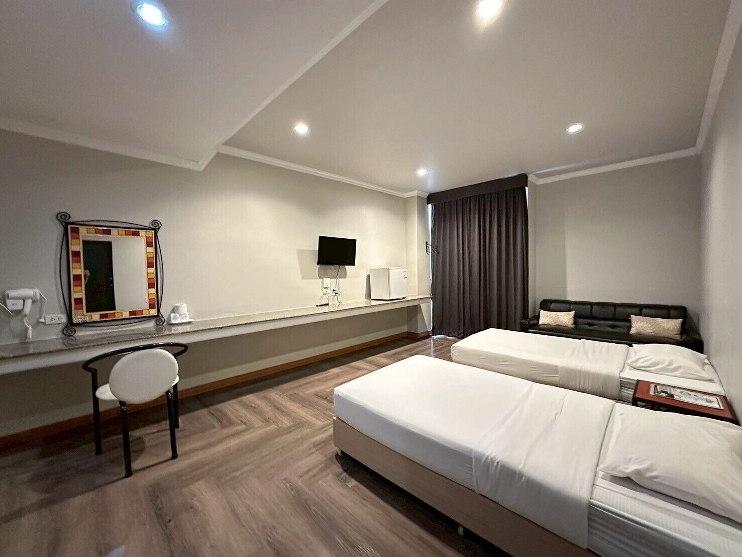 Deluxe Twin Room | Desk, blackout drapes, WiFi (free)