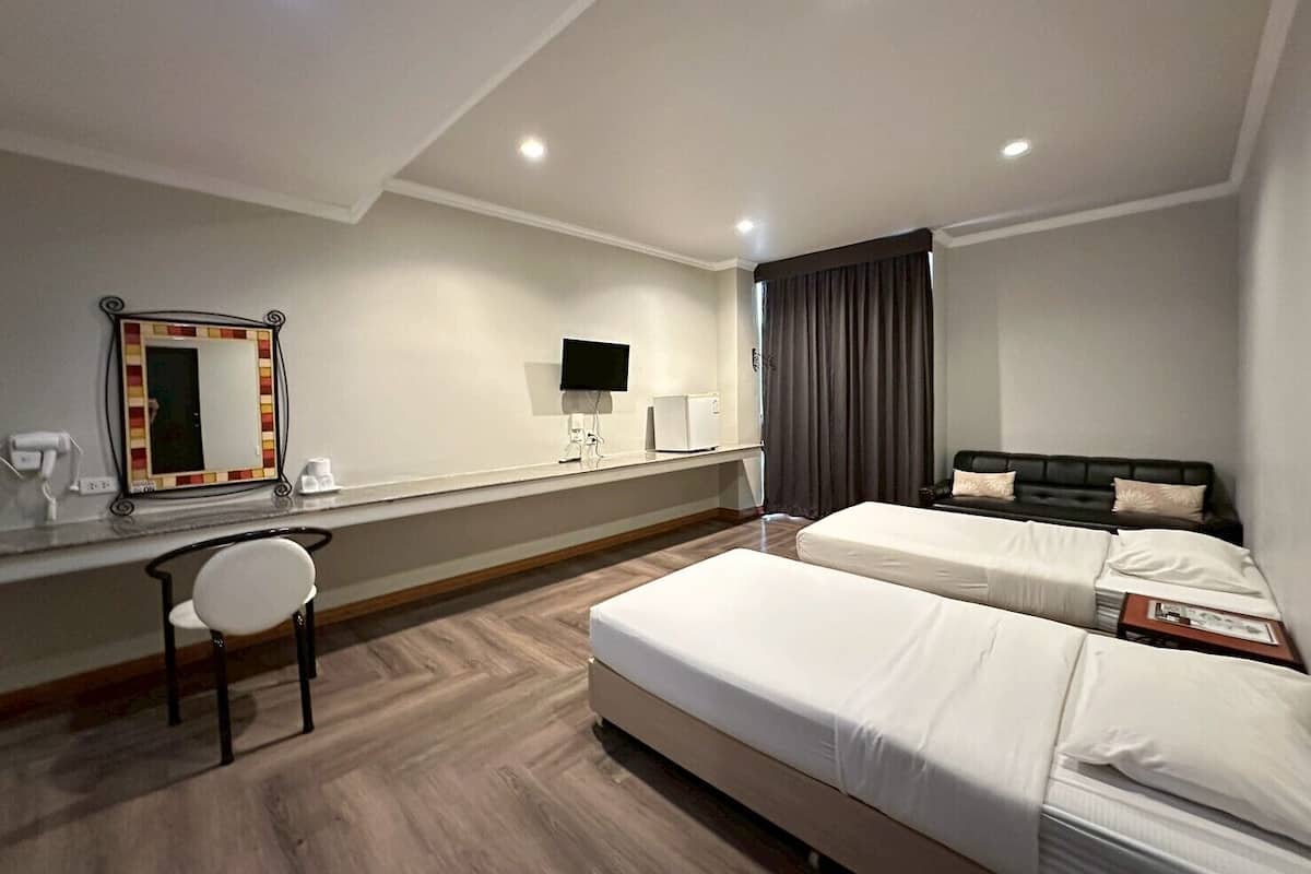 Deluxe Twin Room | Desk, blackout drapes, WiFi (free)