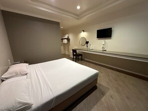 Desk, blackout drapes, free WiFi - Rattanaview Hotel (Phitsanulok)