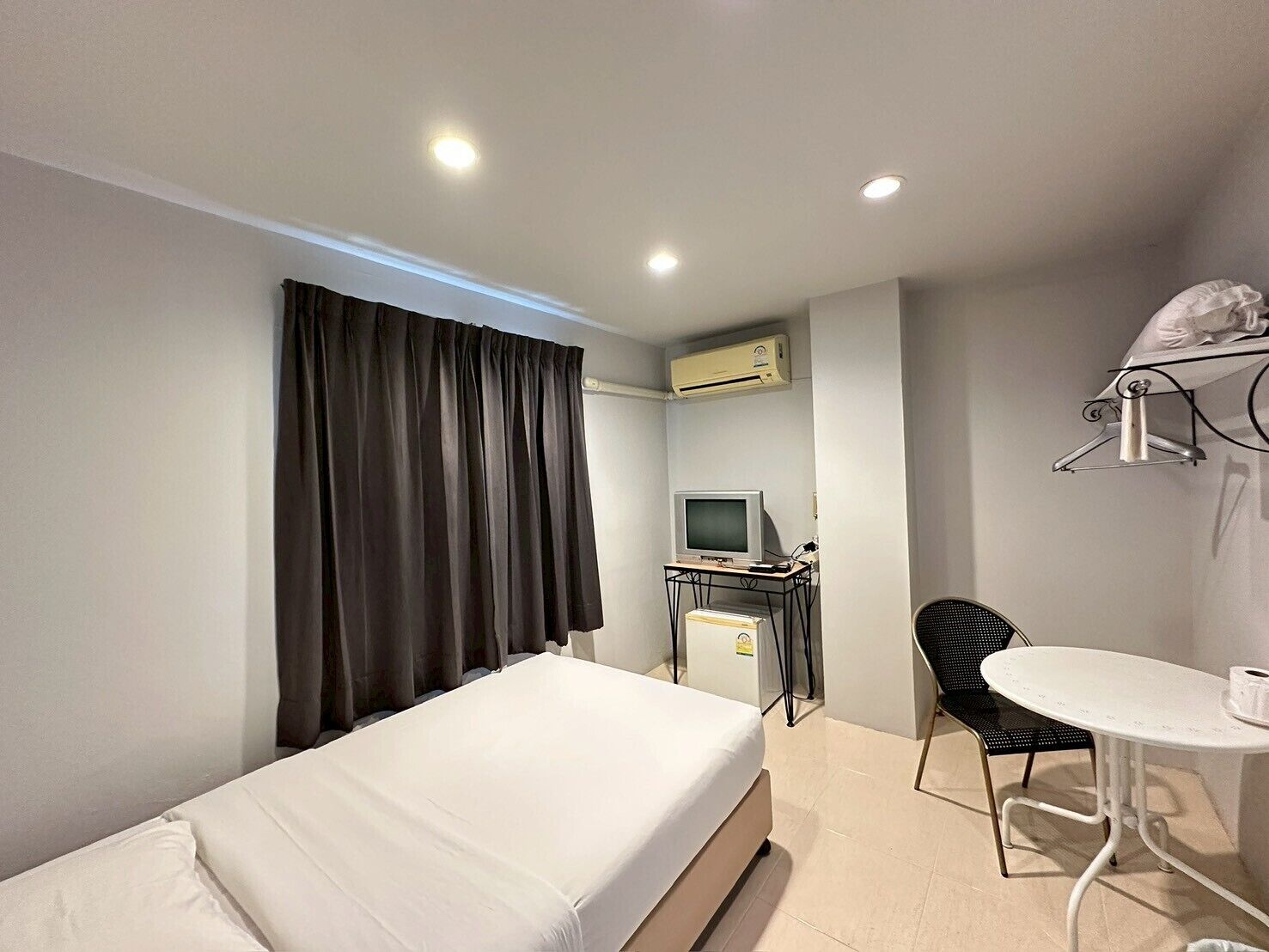 Junior Single Room | Desk, blackout drapes, WiFi (free)