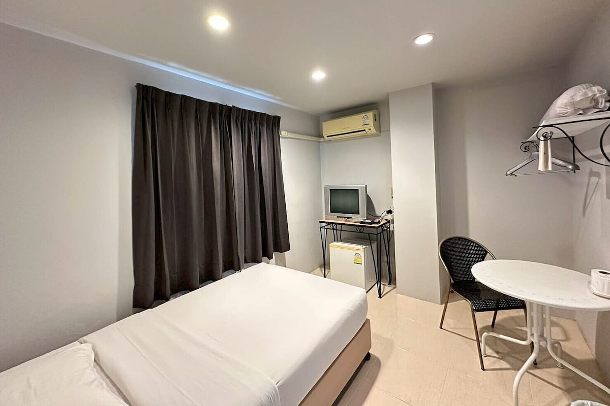 Junior Single Room | Desk, blackout drapes, WiFi (free)