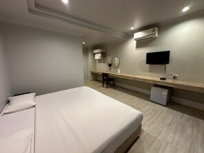 Desk, blackout curtains, free WiFi - Rattanaview Hotel (Phitsanulok)