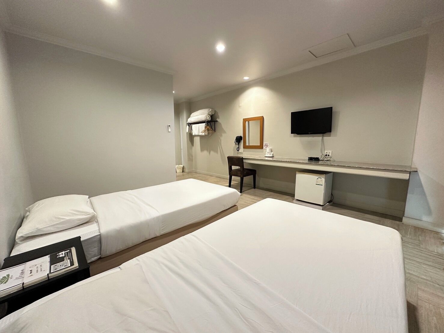Quarto duplo básico, vista para a cidade | Escrivaninha, cortinas blackout, Wi-Fi de cortesia