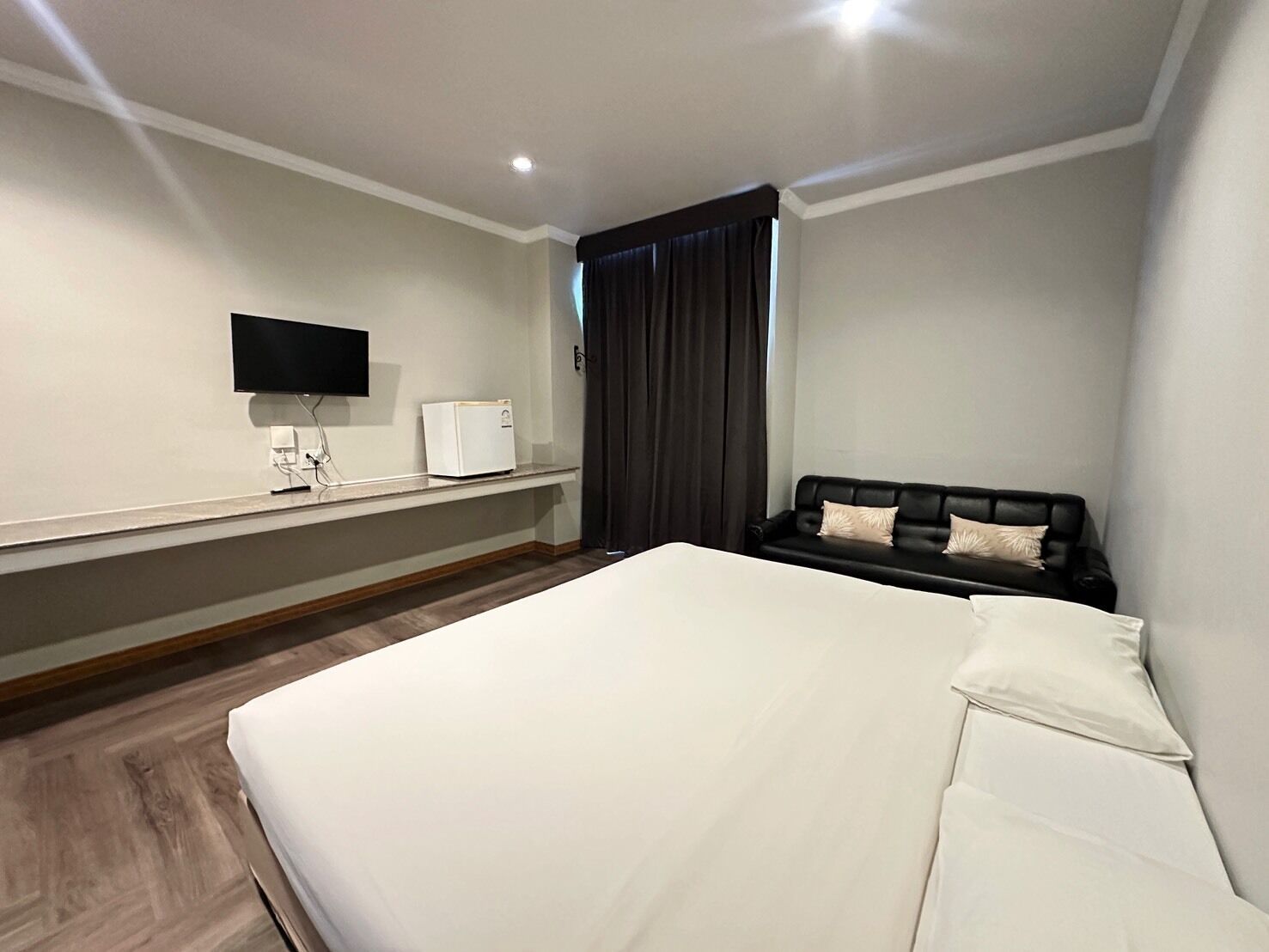 Deluxe Double Room | Desk, blackout drapes, WiFi (free)