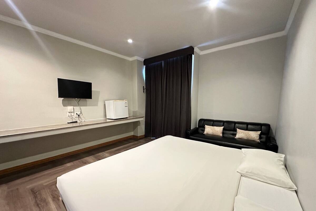 Deluxe Double Room | Desk, blackout drapes, WiFi (free)
