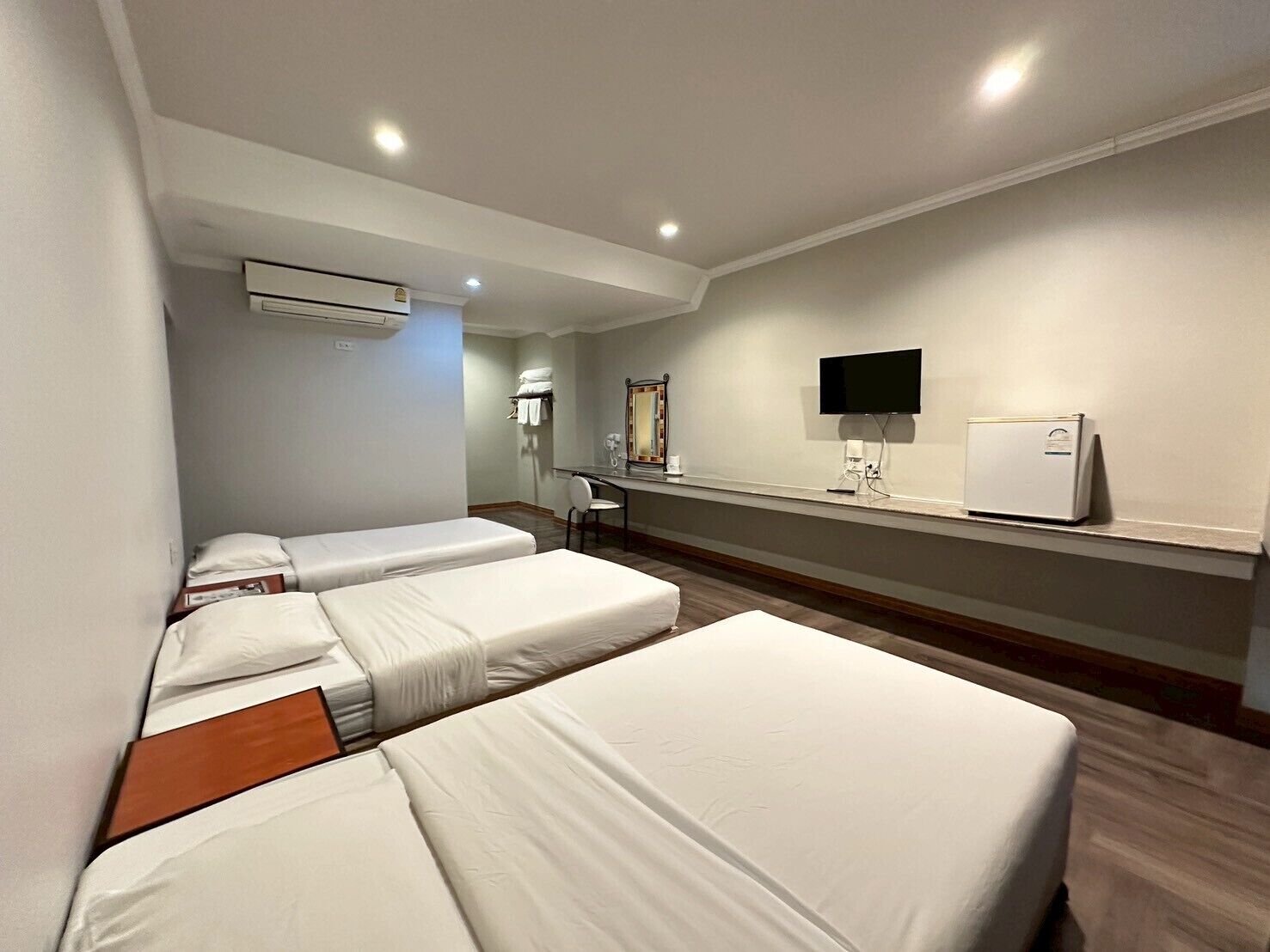 Family Triple Room | Desk, blackout drapes, WiFi (free)