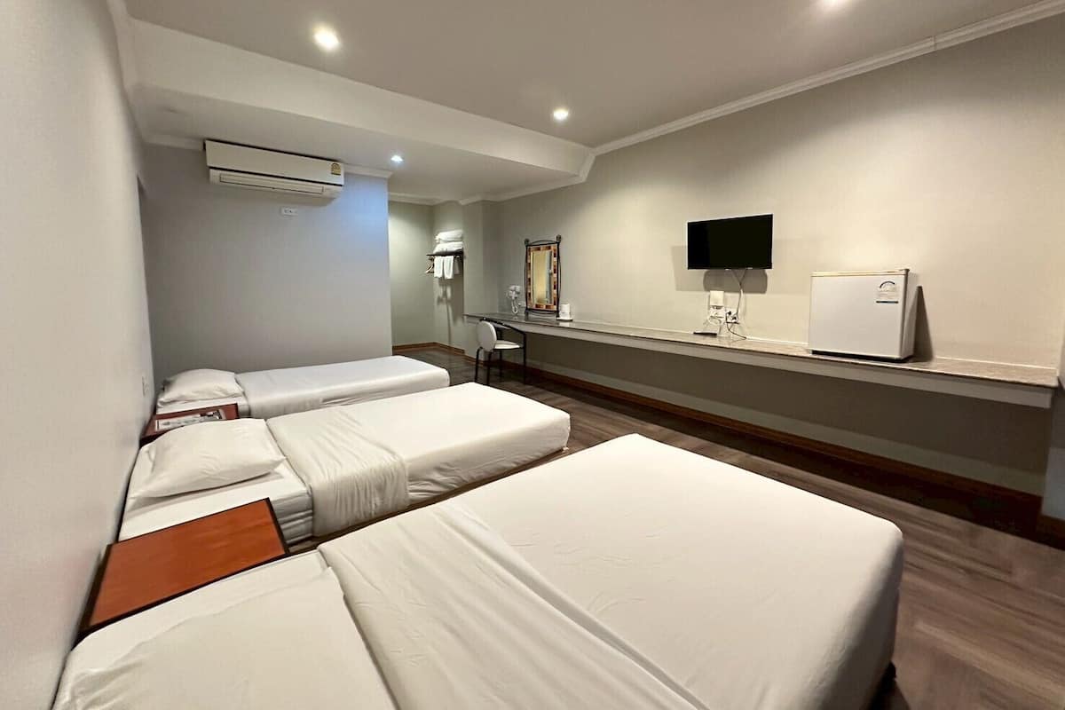 Family Triple Room | Desk, blackout drapes, WiFi (free)