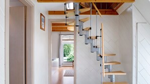 Un escalier moderne avec une finition en bois et des rampes en métal.