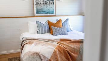 3 bedrooms, iron/ironing board, WiFi (free), bed sheets