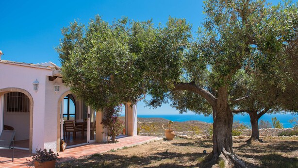 A building with a patio, outdoor seating, and a view of the sea. - Los Lobitos - Benitachell, Costa Blanca (Benitachell)