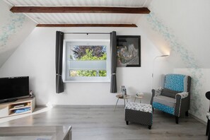 TV - Apartment 'De Lütte Moehl' with Natural Swimming Pond and Shared Terrace (Hollingstedt)