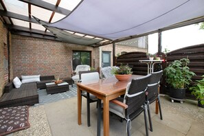 Outdoor dining - Apartment 'De Lütte Moehl' with Natural Swimming Pond and Shared Terrace (Hollingstedt)