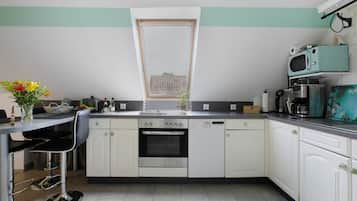 Geladeira, micro-ondas, fogão, cooktop