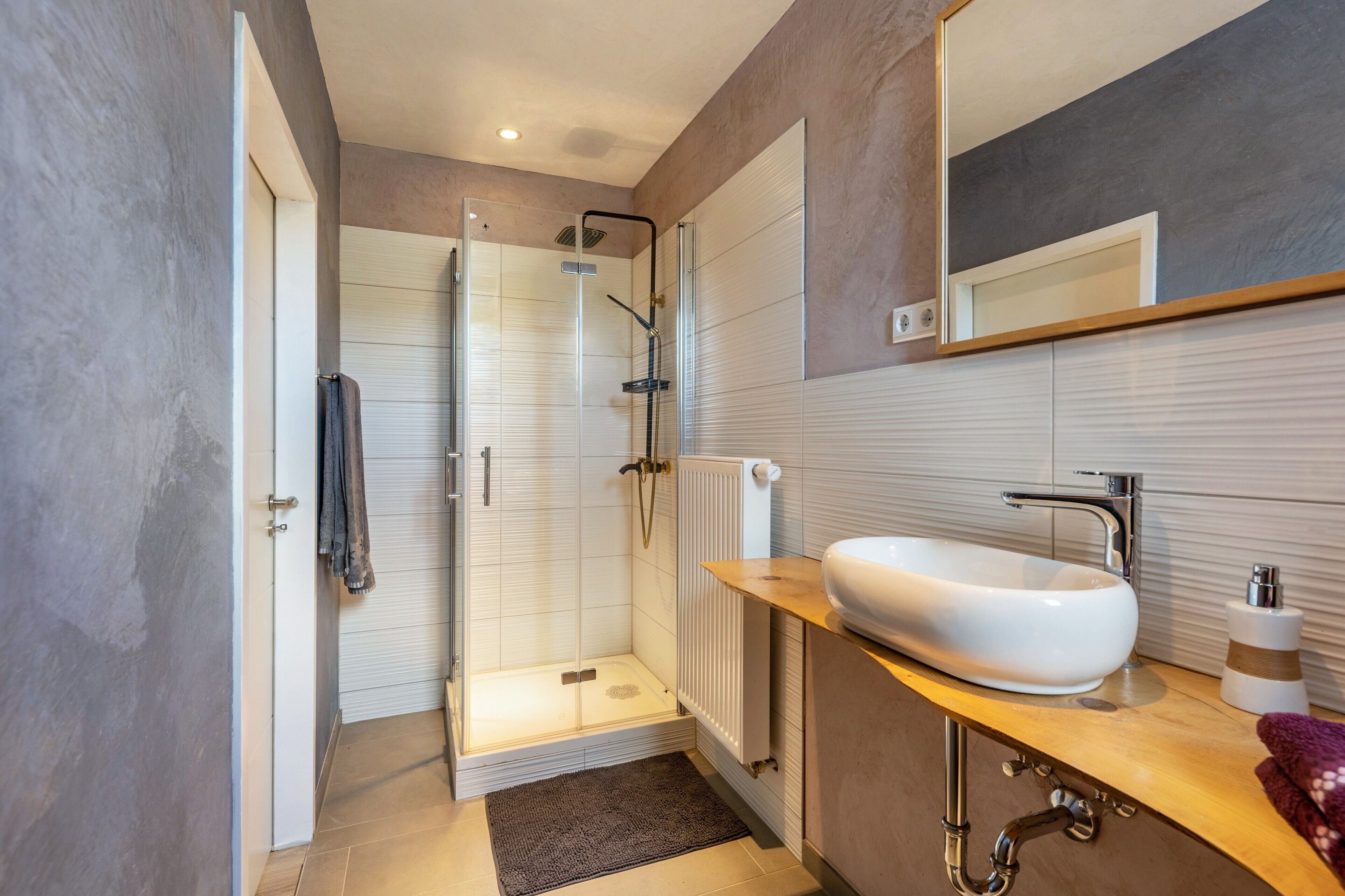 Een douche, een haardroger, handdoeken