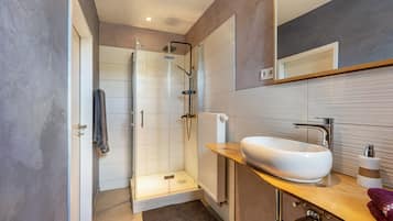 Een douche, een haardroger, handdoeken