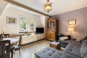 TV - Holiday Apartment 2 in Winzerhaus Schenk with Mountain View and Wi-Fi (Neef)