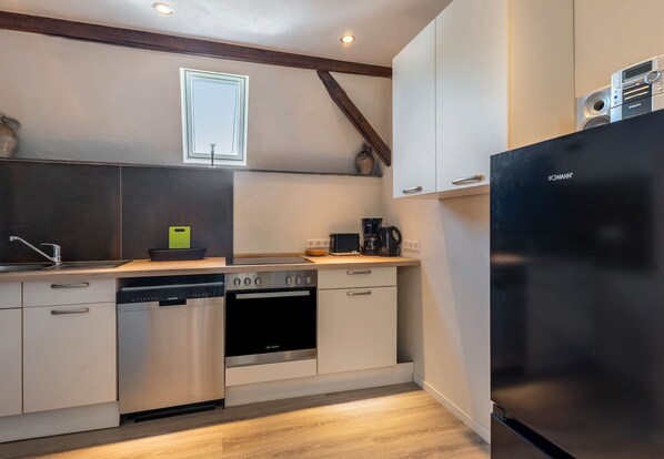 Fridge, oven, stovetop, dishwasher