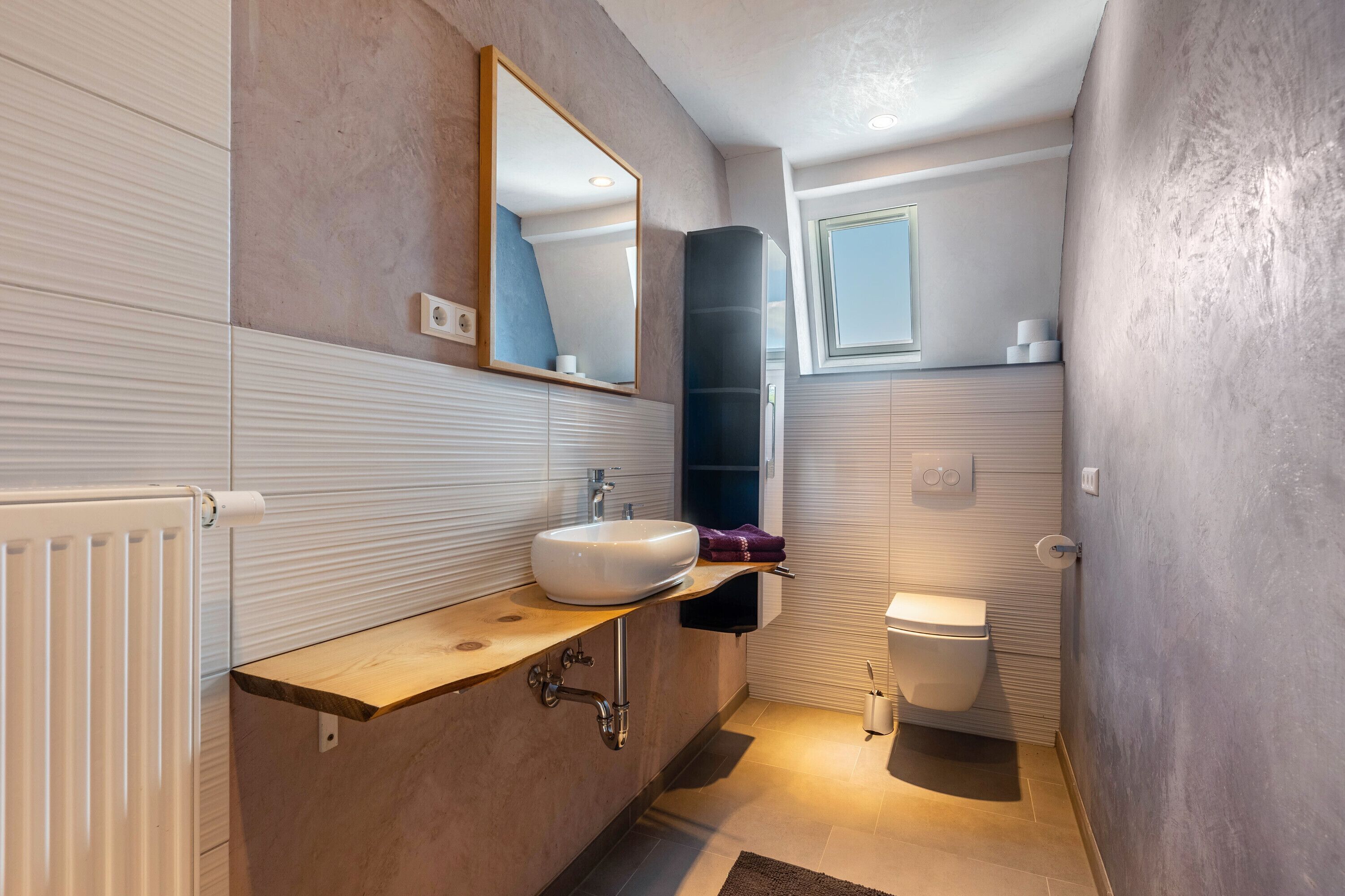 Dusj, hårføner og håndklær