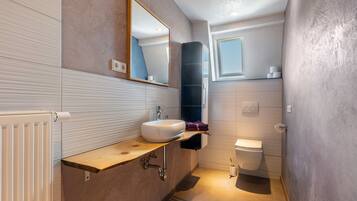 Dusj, hårføner og håndklær